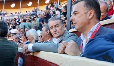 El nuevo consejero de Sanidad de Andalucía, en los toros durante el Día del Cáncer de Mama