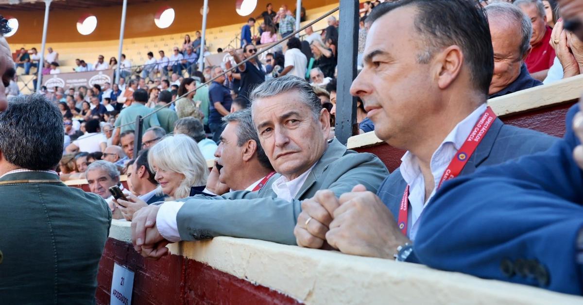 El nuevo consejero de Sanidad de Andalucía, en los toros durante el Día del Cáncer de Mama