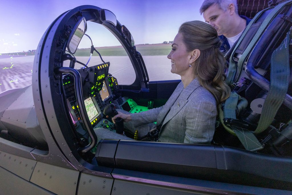 Kate Middleton visita base aérea y se suba a un simulador