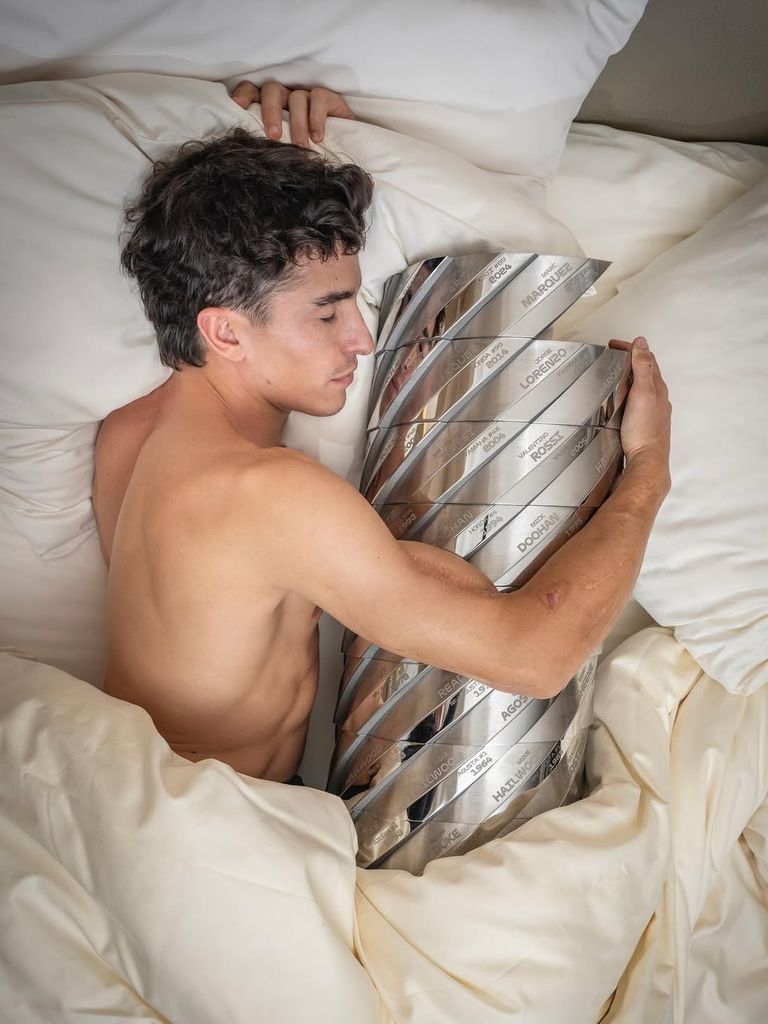 Marc Márquez comparte una imagen abrazado en la cama a su trofeo