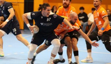 Sergio Torío busca el lanzamiento a portería ante la defensa del Eivissa.