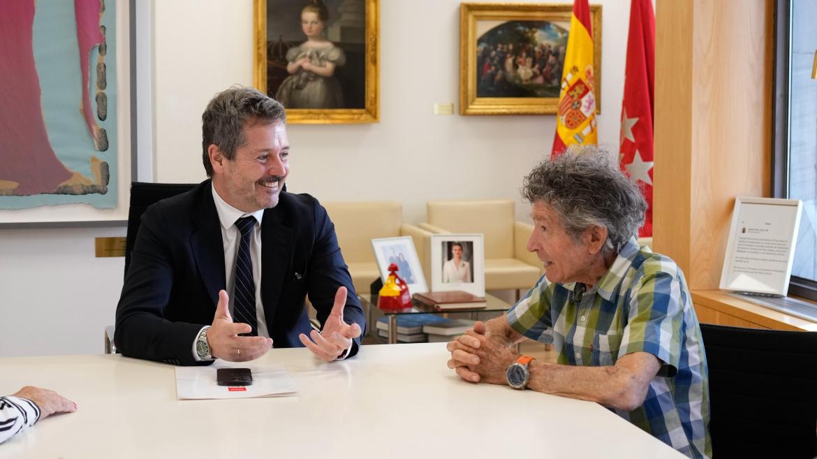 El consejero Mariano de Paco Serrano con Carlos Soria