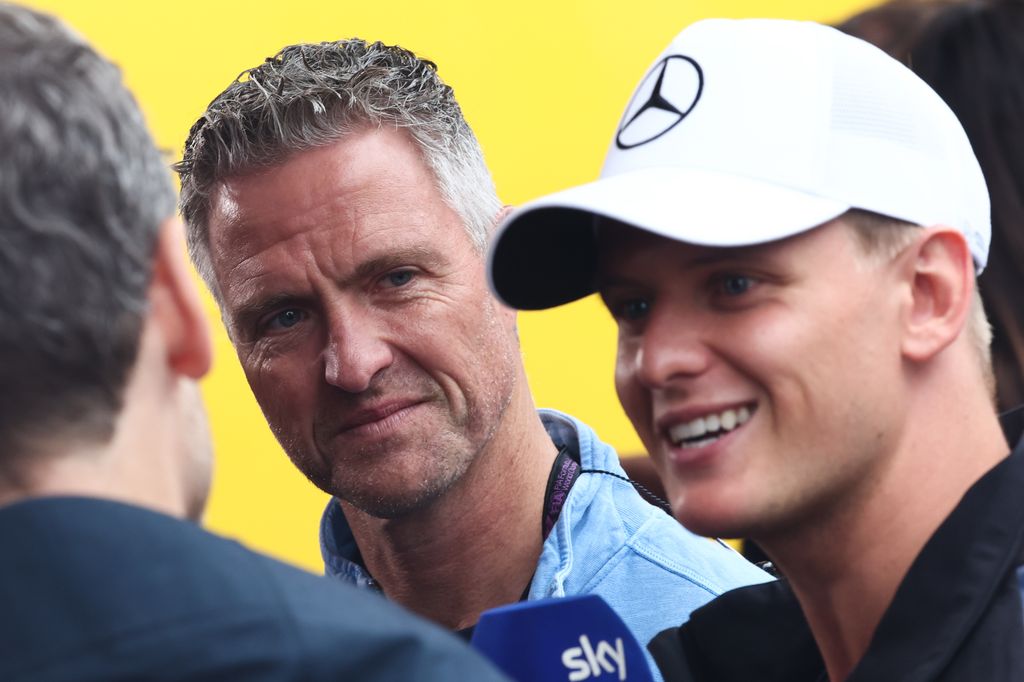 La mujer de Michael Schumacher se enfrenta con un jefe de equipo de F1 para defender a su hijo