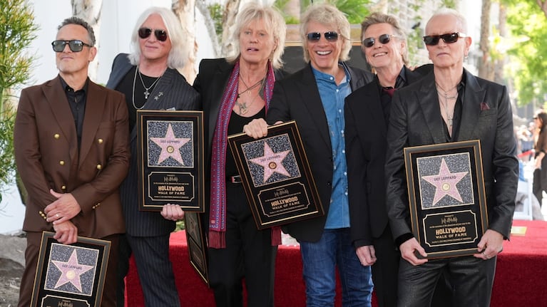 Def Leppard posando para la foto junto a Jon Bon Jovi (Foto: Reuters).