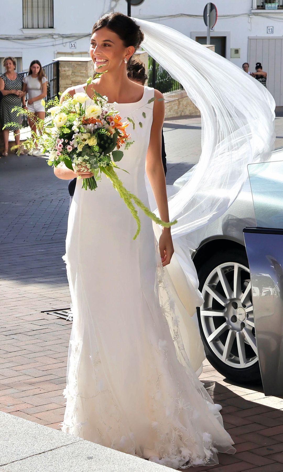 Bello plano de la novia, que llevó unos impresionantes pendientes de diamantes y un velo que caía sobre la cola del vestido
