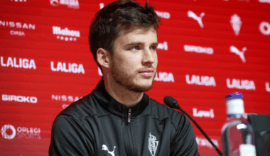 «No creo que sea nada, solo dolor de rodilla», Rosas tranquiliza a la afición del Sporting sobre su lesión y destaca a Yáñez