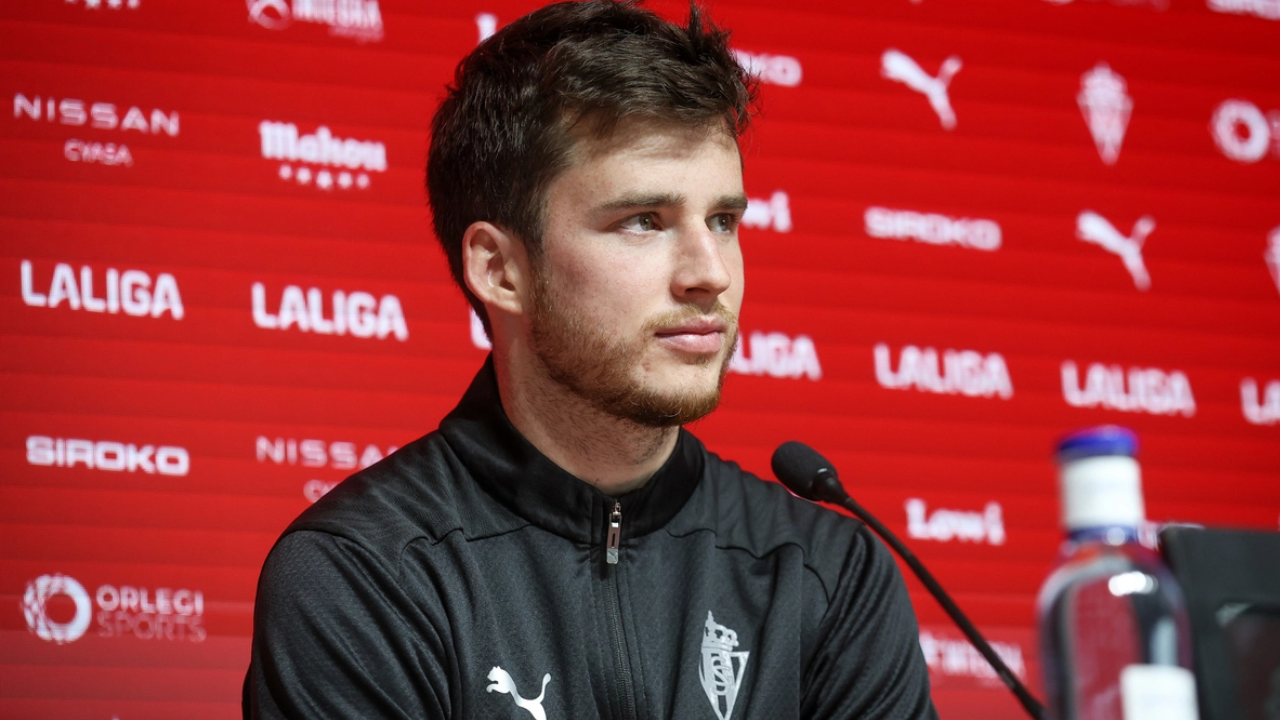 «No creo que sea nada, solo dolor de rodilla», Rosas tranquiliza a la afición del Sporting sobre su lesión y destaca a Yáñez