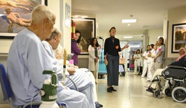 Los pacientes escuchan a una cantante en un pasillo de un hospital