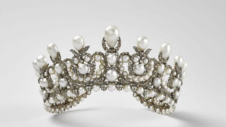 Francia confirma cuáles son las piezas robadas del Museo Louvre: dos tiaras, dos collares y dos pares de pendientes con piedras preciosas
