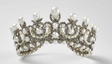 dos tiaras, dos collares y dos pares de pendientes con piedras preciosas