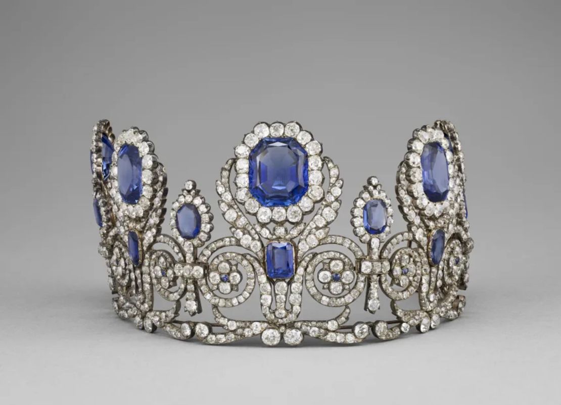 Esta diadema de diamantes y zafiros, una joya para la cabeza usada por la realeza, fue uno de los objetos robados por los ladrones durante el asalto.