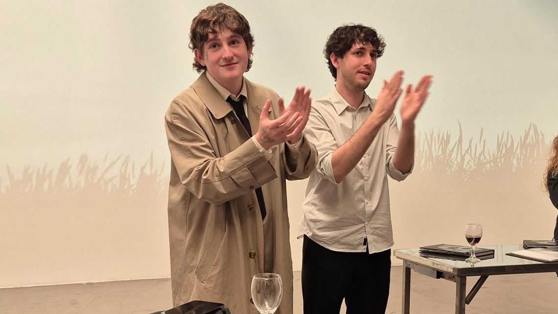 Dillom lleva su universo musical a un libro con fotos de Andrés Capasso y obras de Eduardo Basualdo