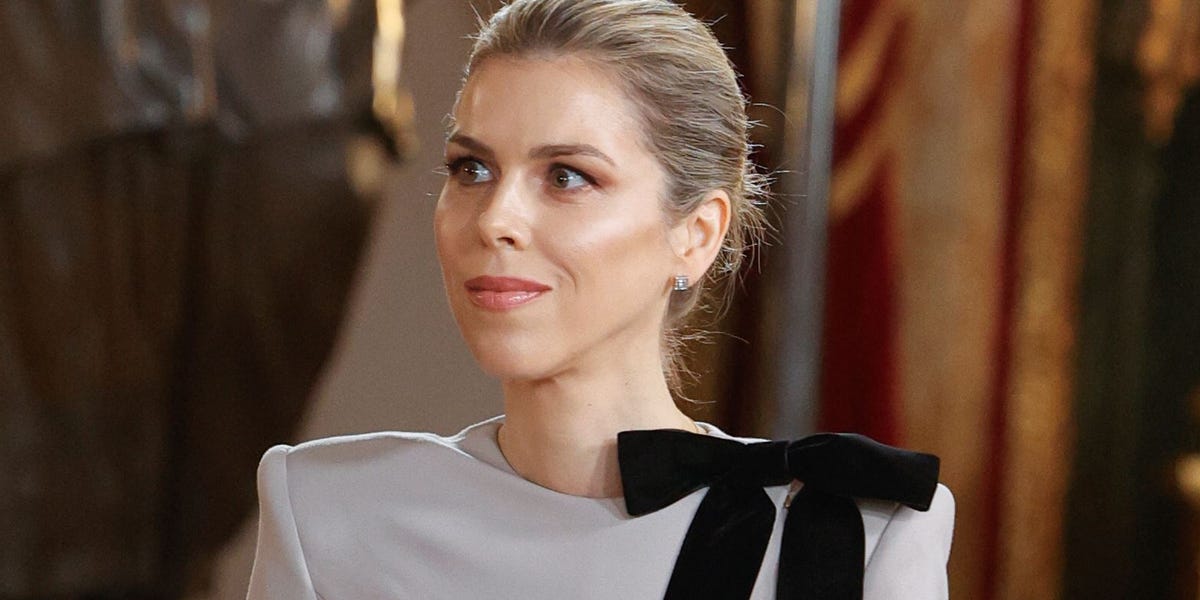 Manuela Villena deslumbra como la invitada más espectacular del Día de la Hispanidad 2025 vestida de IQ Collection