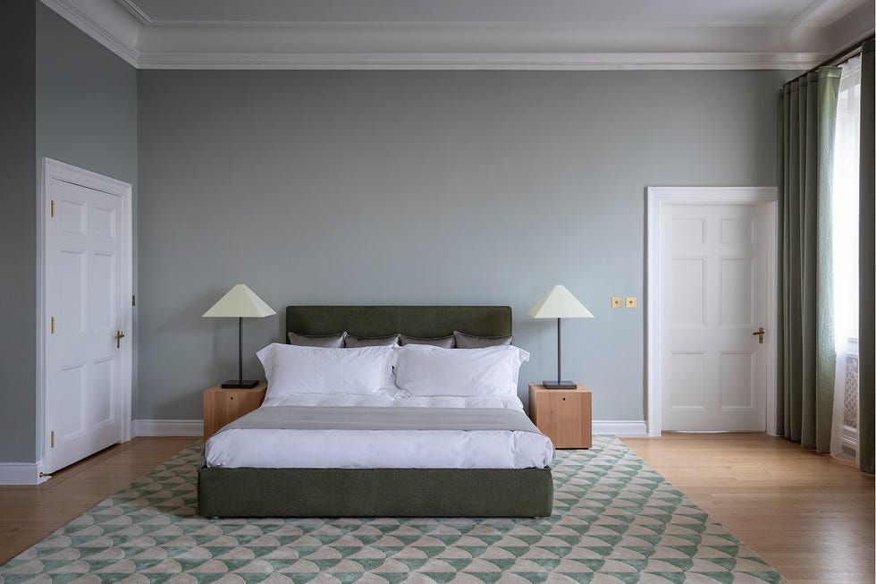 dormitorio de la embajada italiana en londres con muebles italianos contemporaneos