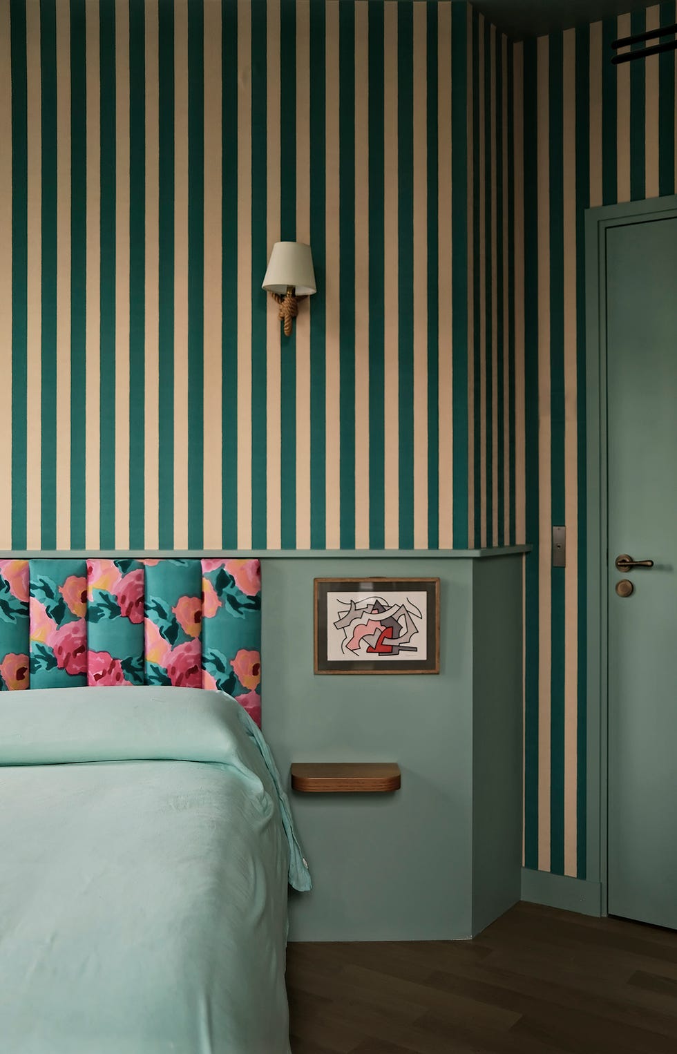 una casa parisina con muebles modernos y colores italianos del estudio hauvette madani