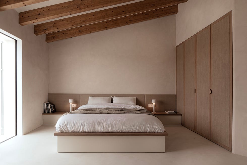 una casa de campo en piedra, blanco y madera con decoracion minimal