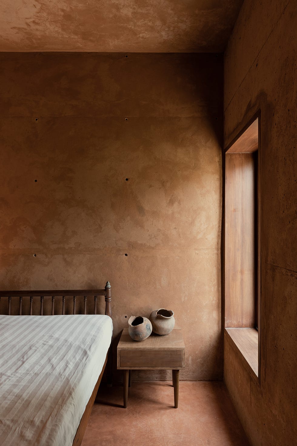 casa de campo de barro con arquitectura escultural y tejado curvado