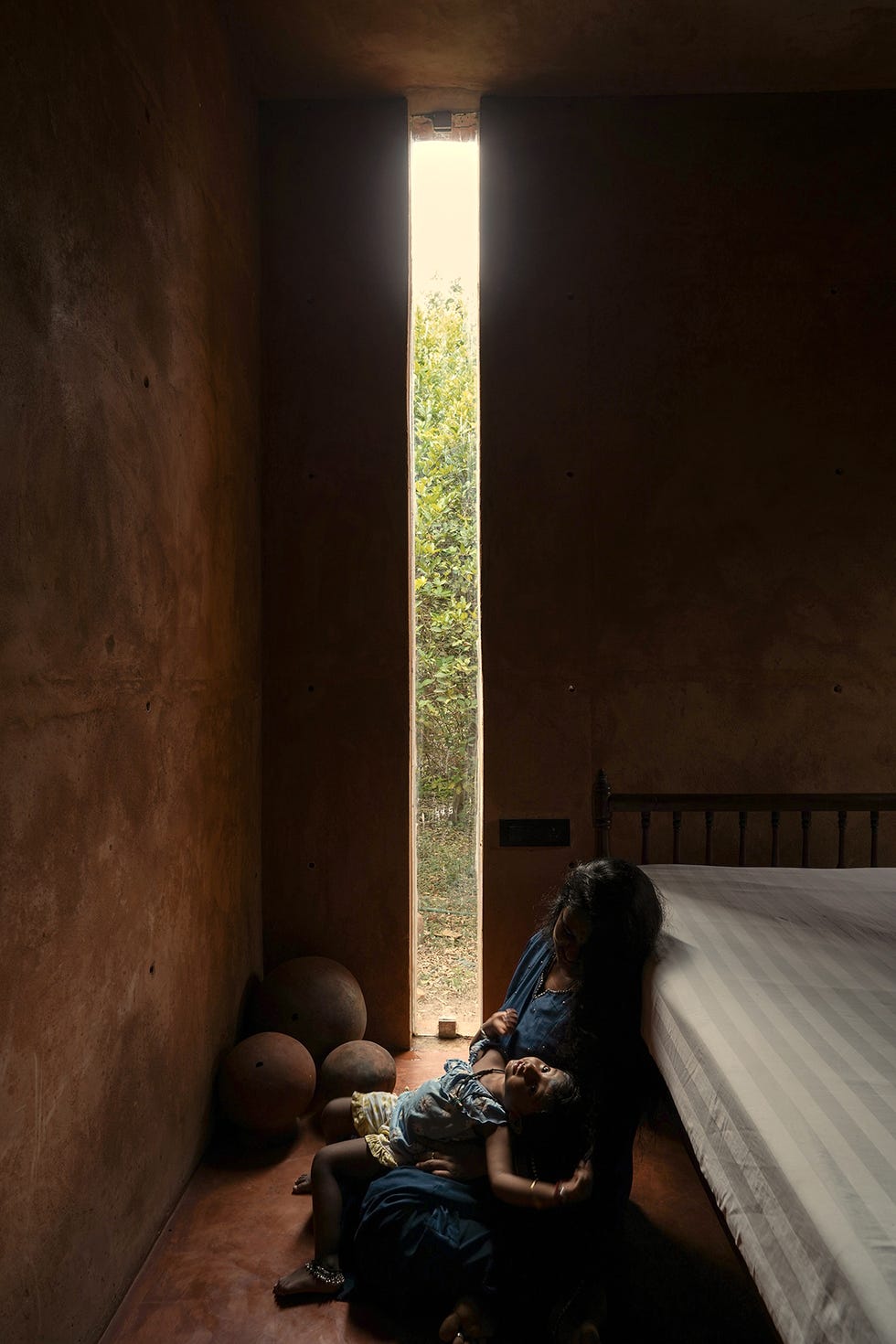 casa de campo de barro con arquitectura escultural y tejado curvado