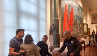 Dos activistas de Futuro Vegetal arrojan pintura contra un cuadro de Colón del Museo Naval durante el desfile