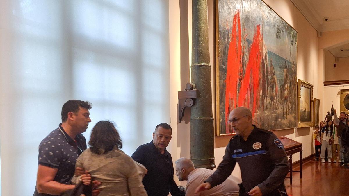 Dos activistas de Futuro Vegetal arrojan pintura contra un cuadro de Colón del Museo Naval durante el desfile