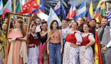 La presidenta Isabel Díaz Ayuso durante la Cabalgata de Hispanidad 2025
