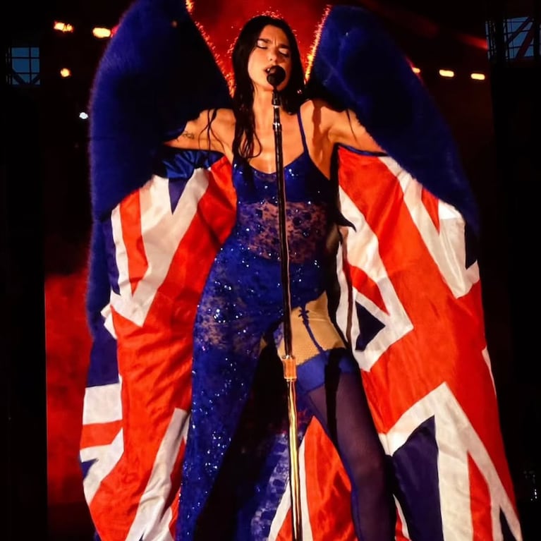 Dua Lipa brilló en Londres con un look transparente azul. (Foto: Instagram/@dualipa)