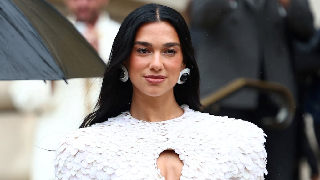 Dua Lipa no para de estudiar: aprobó un examen y enloqueció a los fans latinos