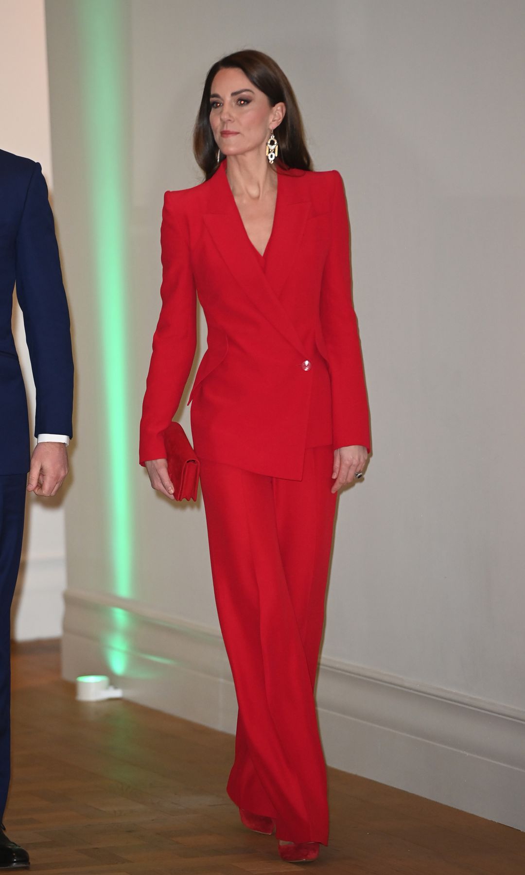 Kate Middleton, princesa de Gales, con traje rojo de Alexander McQueen, Londres, 2023.