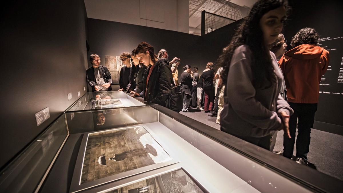 Vista de vitrinas con fotos de Savelev de formato pequeño