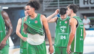 Los jugadores del Cáceres tras la derrota del pasado fin de semana.