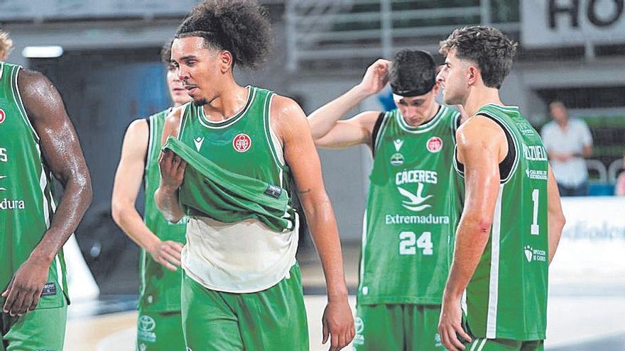 Los jugadores del Cáceres tras la derrota del pasado fin de semana.