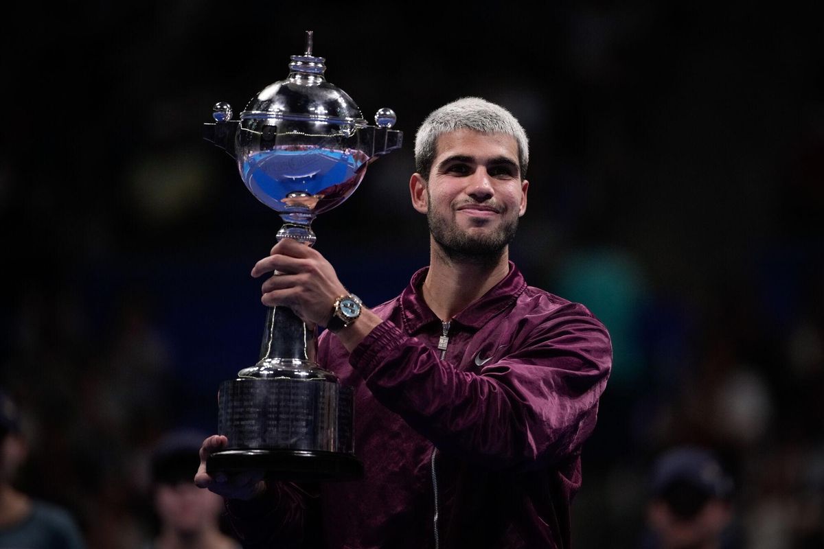 Alcaraz, con su trofeo de ganador del ATP 500 de Tokio.