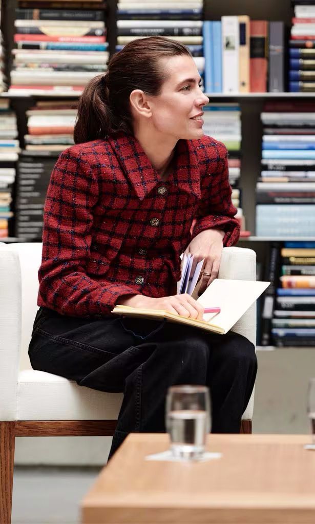 Plano medio de Carlota Casiraghi en un club de lectura