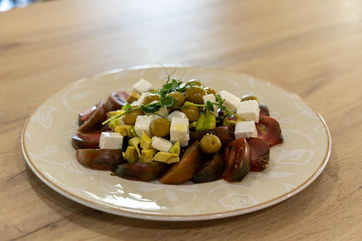Tomate de Mutxamel, aguacate y queso El de Sereix.