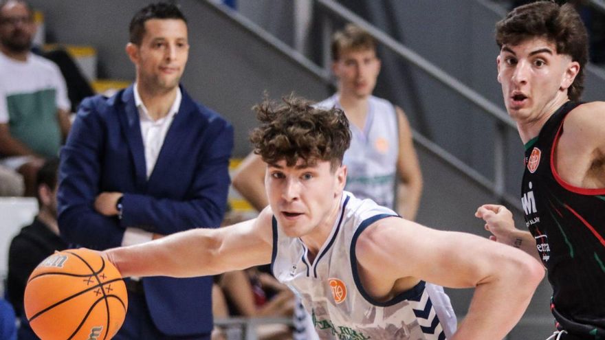 Stymir avanza con el balón en un momento del Fibwi Palma - Caja Rural Zamora