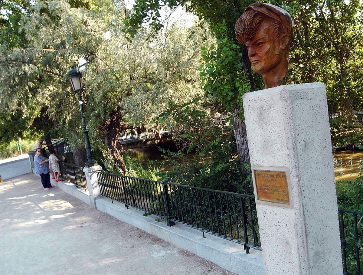 El busto que se instaló en el año 2004 junto al Canal Imperial de Aragón.