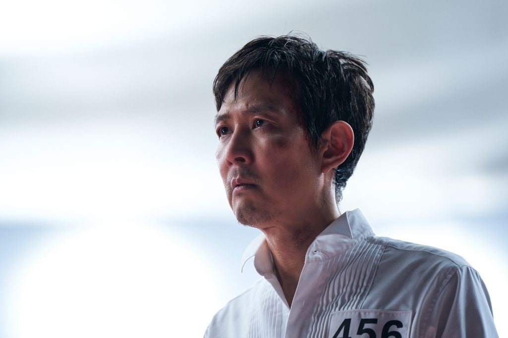 Gi-hun decide sacrificarse por la niña y salta al vacío 