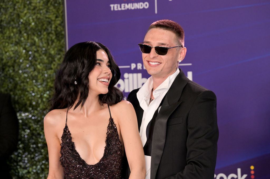 Kenia Os y Peso Pluma lucen enamorados en los premios Billboard