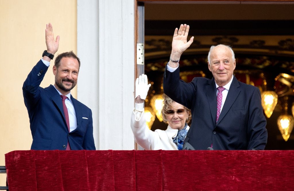 Los reyes Harald y Sonia, junto al príncipe Haakon, saludan desde el balcón del Palacio Real de Oslo durante mitad de agosto de 2024, cuando ya había saltado el Caso Marius, motivo por el cual la ausencia de la princesa Mette-Marit es muy significativa