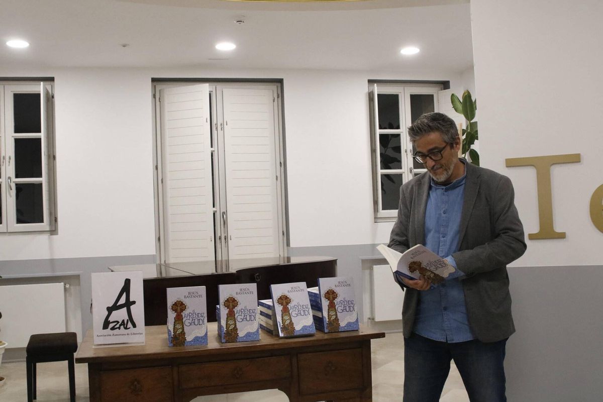CLUB LA OPINIÓN-EL CORREO DE ZAMORA Presentación literaria. "El aprendiz de Gaudí ", de Jesús Bastante