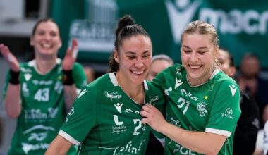 María O'Mullony, aplaudida por sus compañeras, se dispone a recoger un premio en la Orlen Superliga Kobiet en compañía de Magda Balsam.