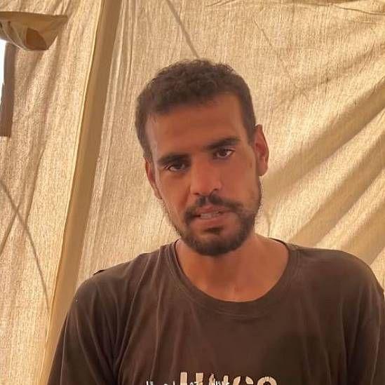 Jassim, padre de los niños, en un campamento en el sur de Gaza