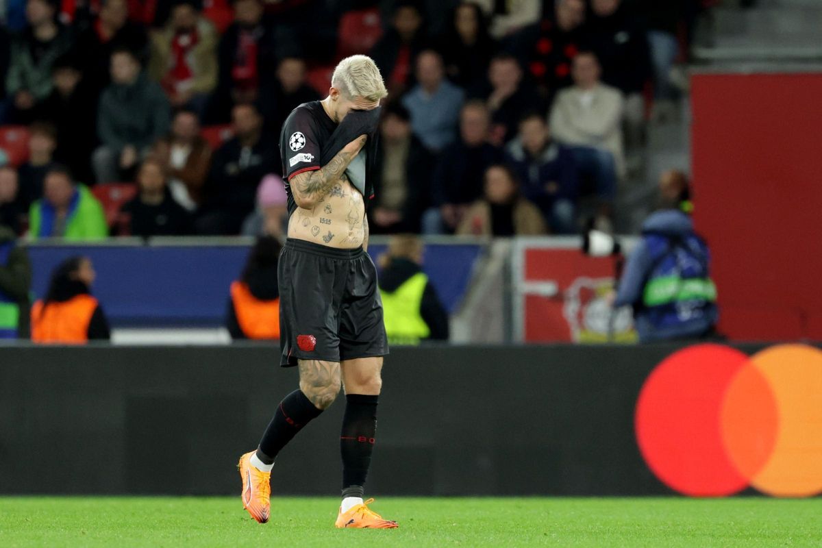 Andrich vio la roja directa por un codazo en la cara de Doué