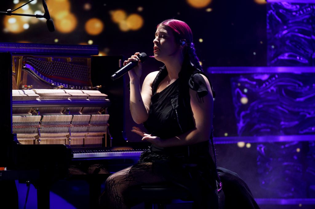 Dora Postigo cantando en la gala de los Premios Goya 2025.