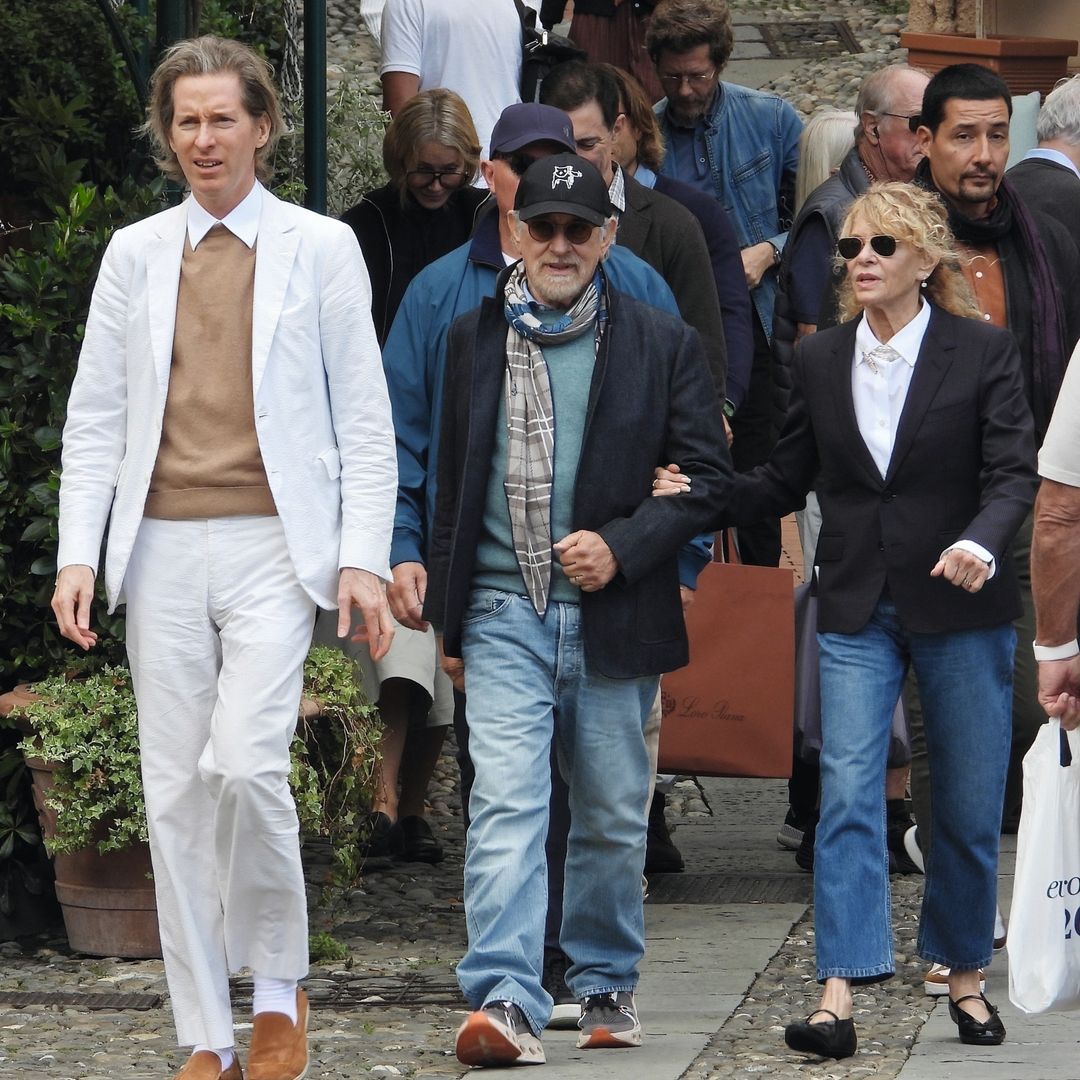 El hermano de la actriz, Jake, acompañado por el cineasta Steven Spielberg y su mujer, Kate Capshaw