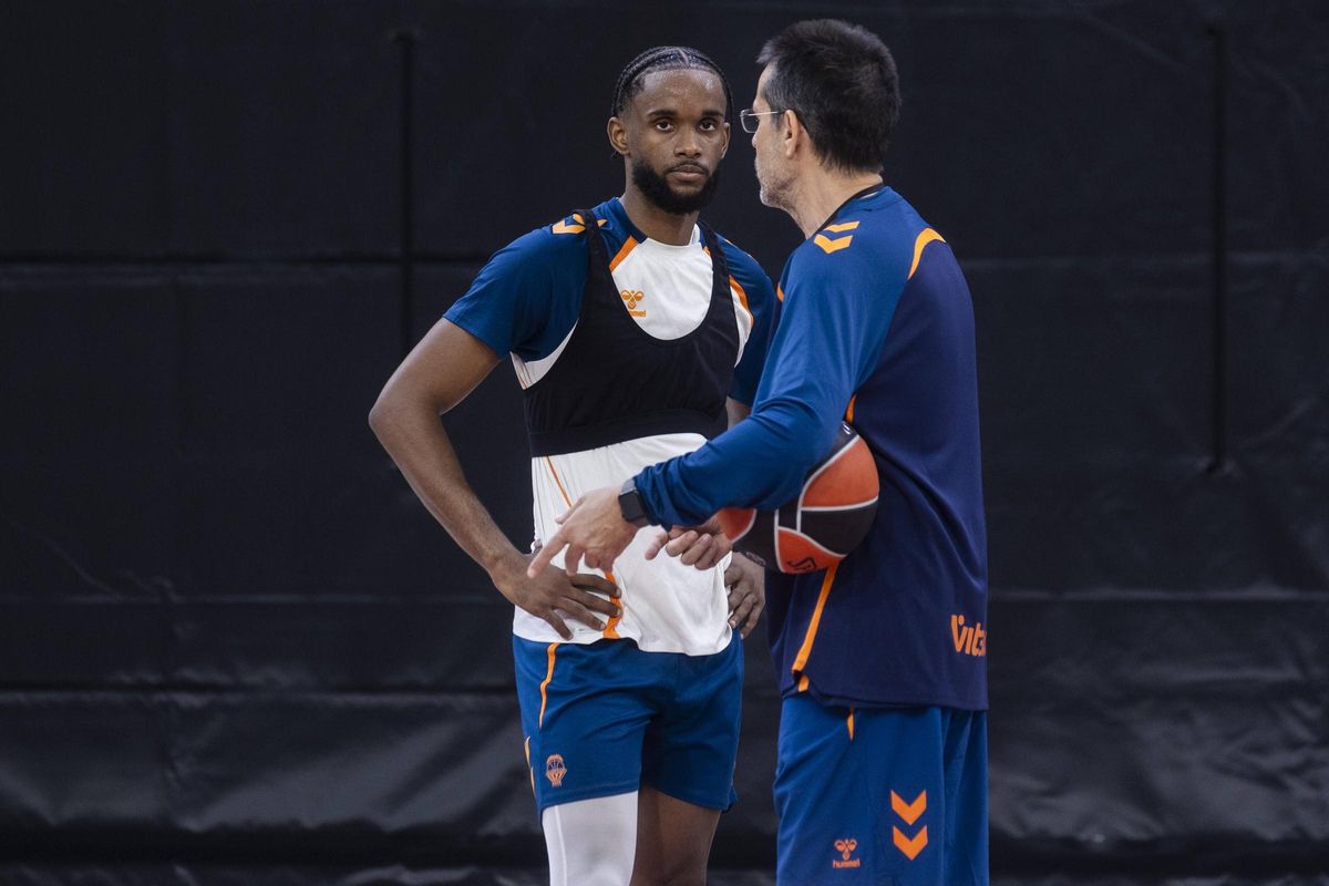 Jean Montero, en una charla con Pedro Martínez en la pista auxiliar del Roig Arena.