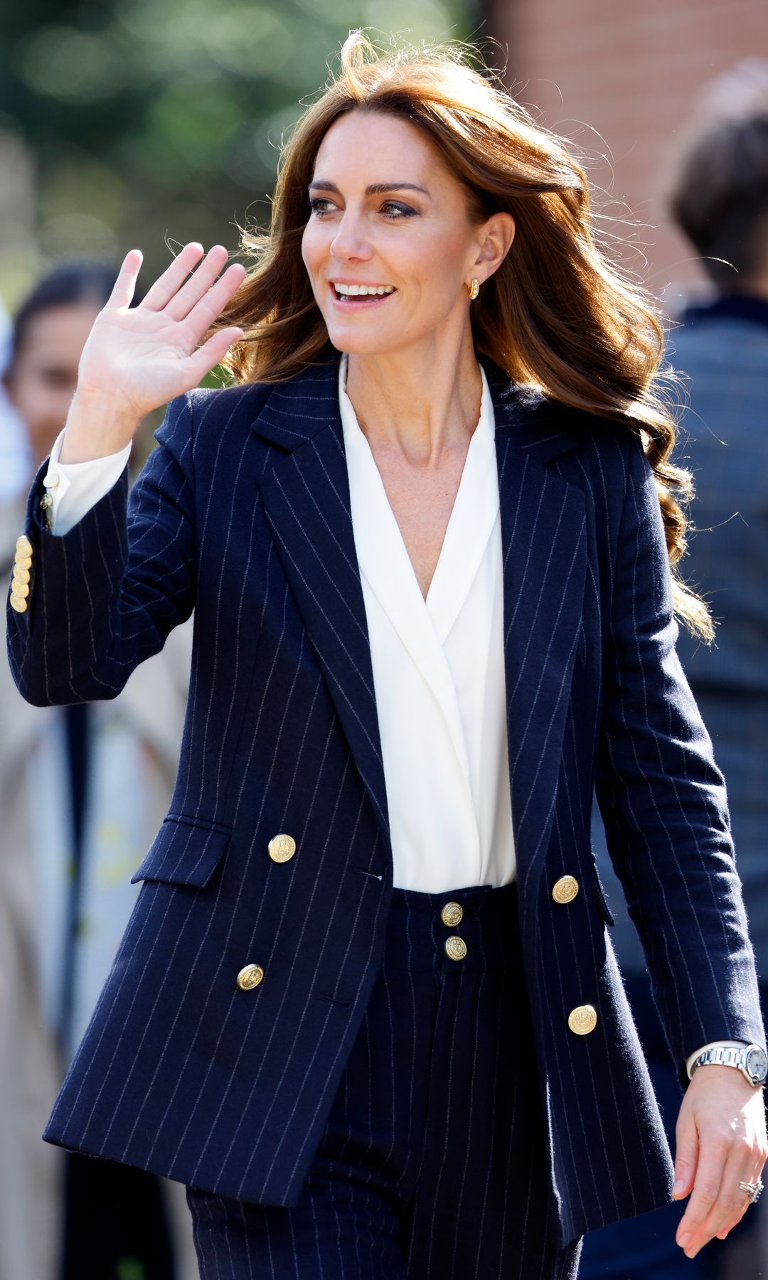 Kate Middleton, princesa de Gales, con traje azul marino con raya diplomática de Holland Cooper, Cardiff, 2023.