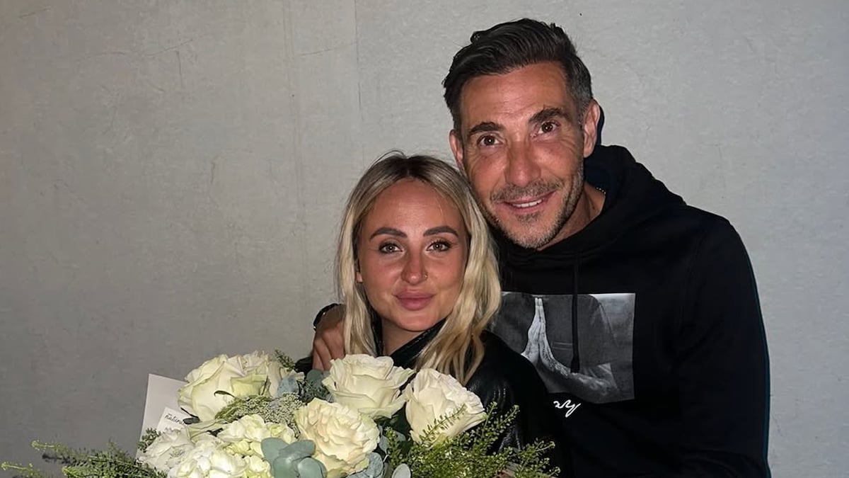 Así ha sido el 29 cumpleaños de Rocío Flores con sorpresa de su familia y su novio