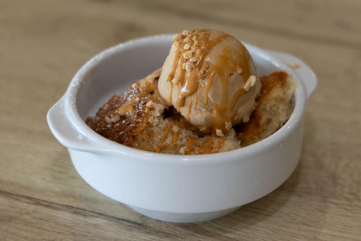 Panettone con helado de turrón y crema de turrón.