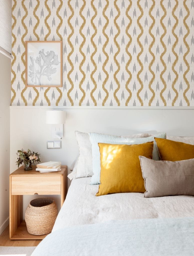 Dormitorio con papel pintado estampado